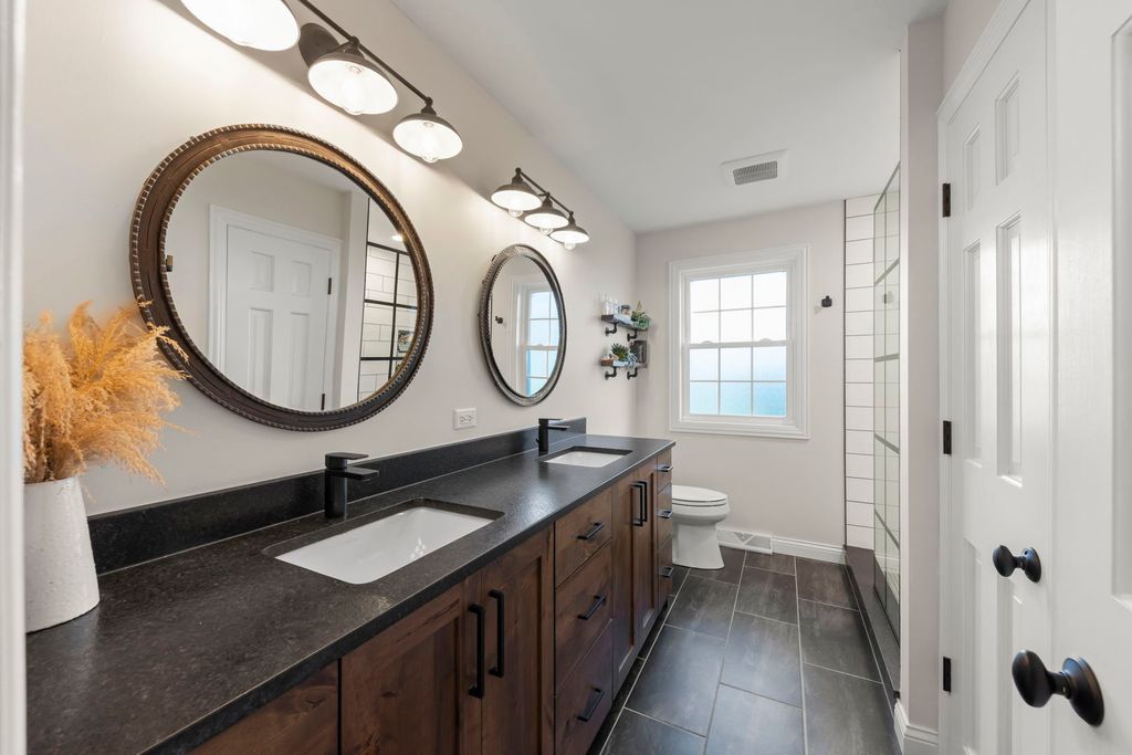 Image 18 of property listing at 14340 Ridge Avenue, Orland Park, IL 60462