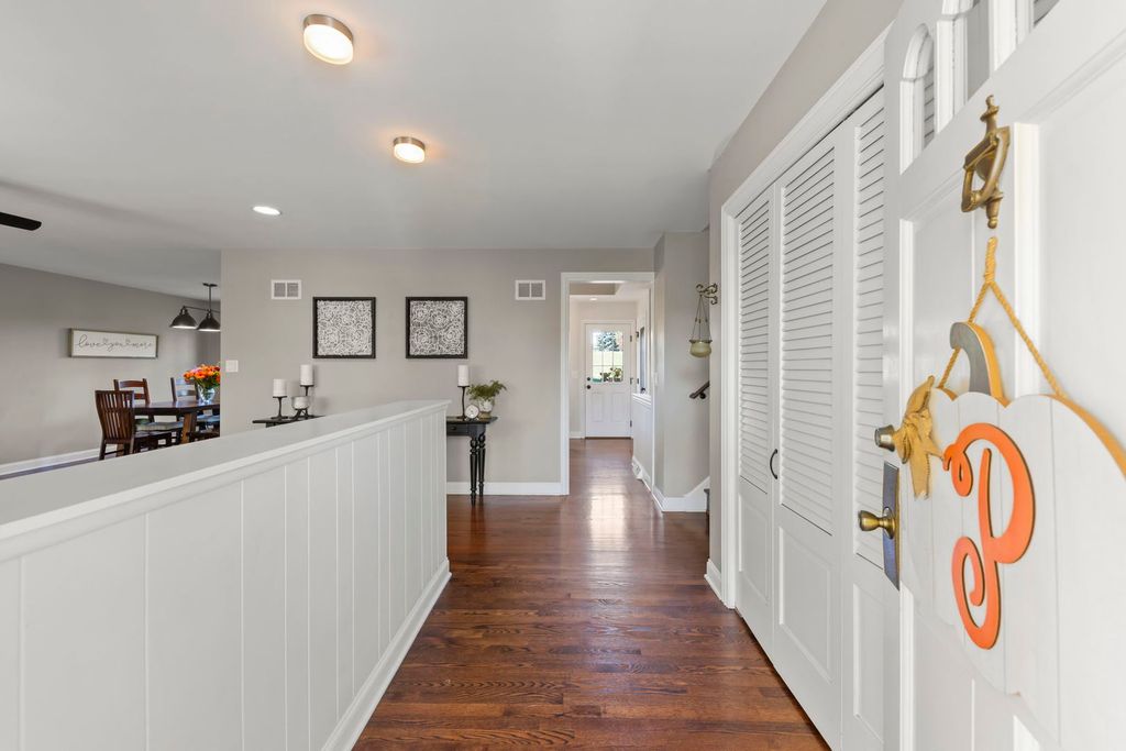 Image 3 of property listing at 14340 Ridge Avenue, Orland Park, IL 60462