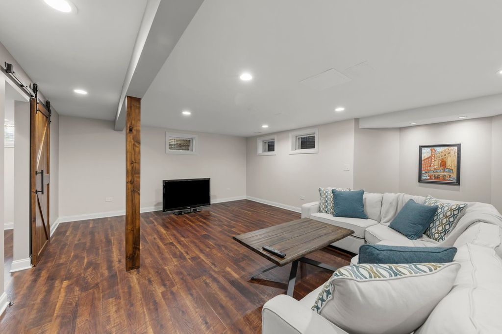 Image 21 of property listing at 14340 Ridge Avenue, Orland Park, IL 60462