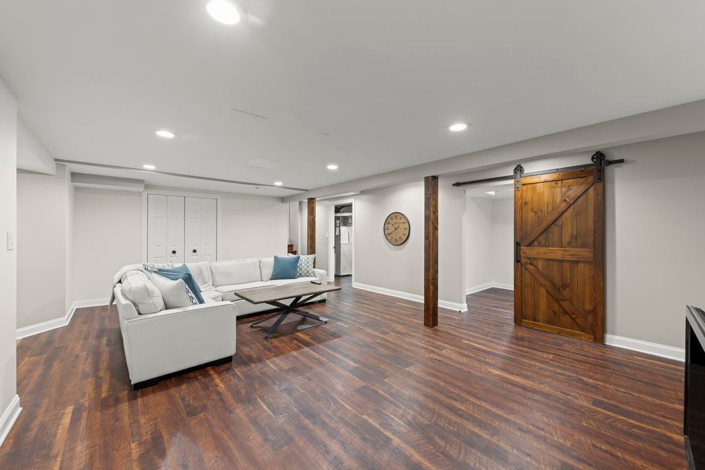 Image 22 of property listing at 14340 Ridge Avenue, Orland Park, IL 60462