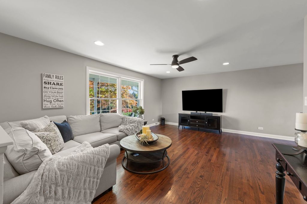 Image 4 of property listing at 14340 Ridge Avenue, Orland Park, IL 60462