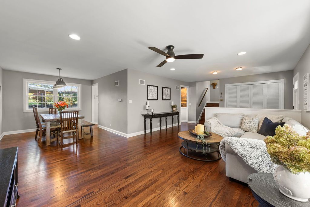 Image 5 of property listing at 14340 Ridge Avenue, Orland Park, IL 60462