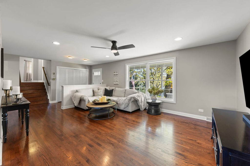 Image 6 of property listing at 14340 Ridge Avenue, Orland Park, IL 60462