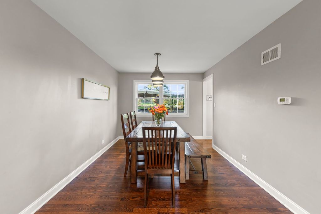 Image 7 of property listing at 14340 Ridge Avenue, Orland Park, IL 60462