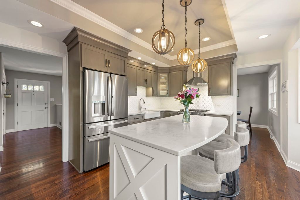 Image 10 of property listing at 14340 Ridge Avenue, Orland Park, IL 60462