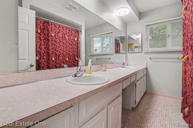 1347 E Square Lake Road, Troy, MI 48085