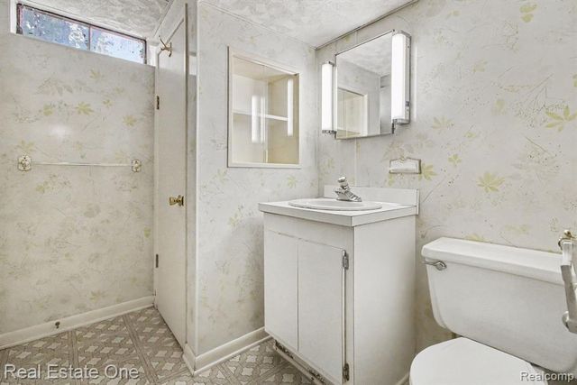 1347 E Square Lake Road, Troy, MI 48085