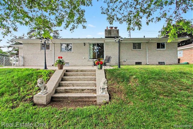 1347 E Square Lake Road, Troy, MI 48085