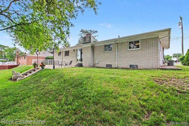 1347 E Square Lake Road, Troy, MI 48085
