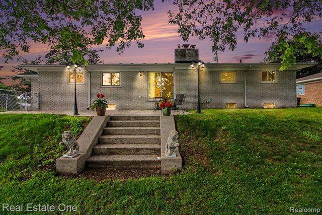 1347 E Square Lake Road, Troy, MI 48085