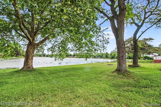 1347 E Square Lake Road, Troy, MI 48085