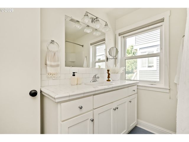 6305 N DELAWARE Ave, Portland, OR 97217