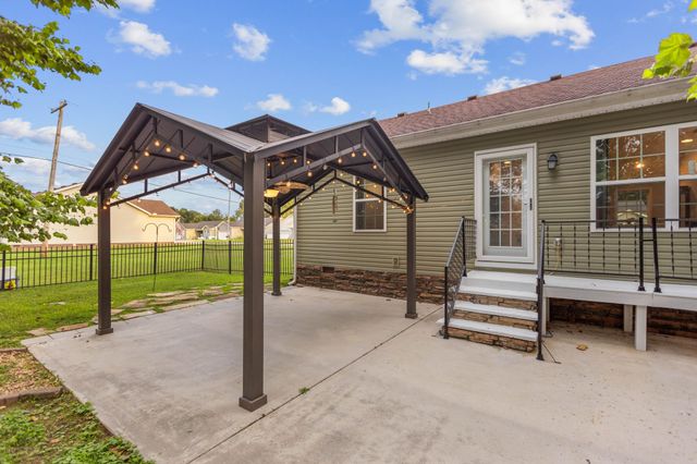 110 Collinwood Dr, Tullahoma, TN 37388