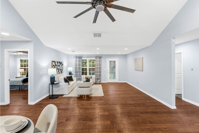 110 Collinwood Dr, Tullahoma, TN 37388