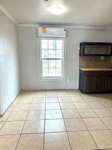 914 W 25th Street, Plainview, TX 79072