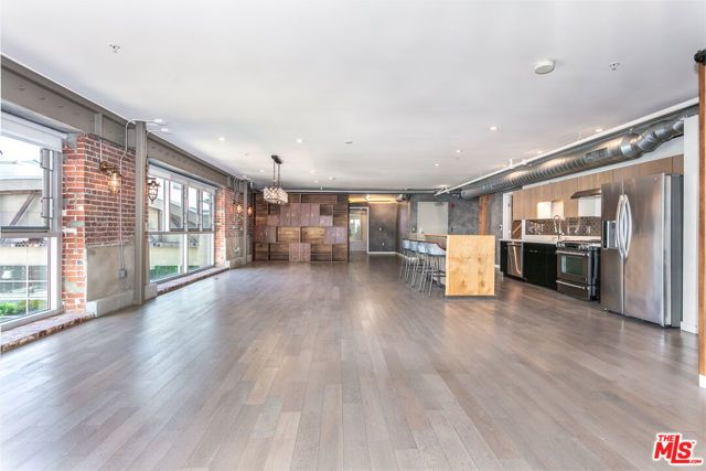 527 Molino Street 202, Los Angeles, CA 90013