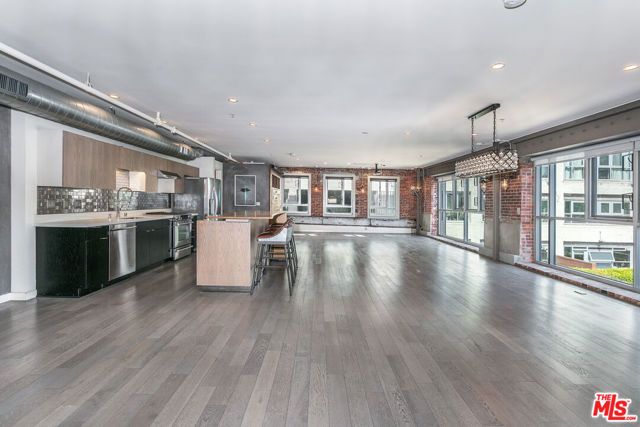 527 Molino Street 202, Los Angeles, CA 90013