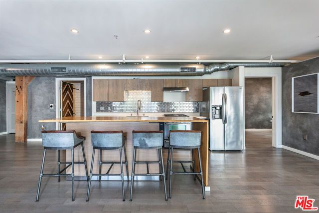 527 Molino Street 202, Los Angeles, CA 90013