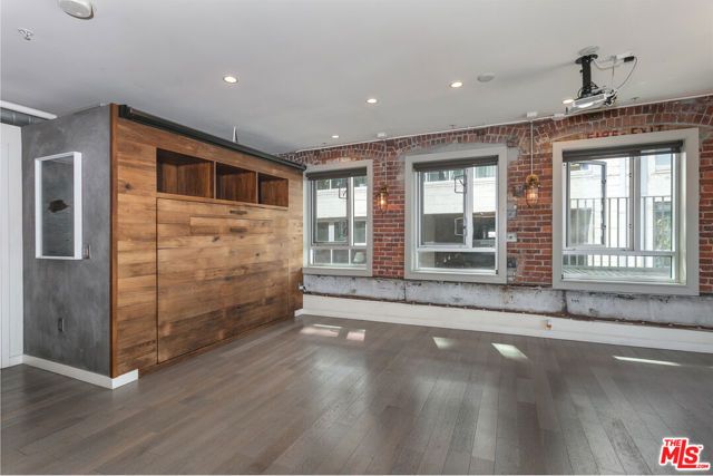 527 Molino Street 202, Los Angeles, CA 90013