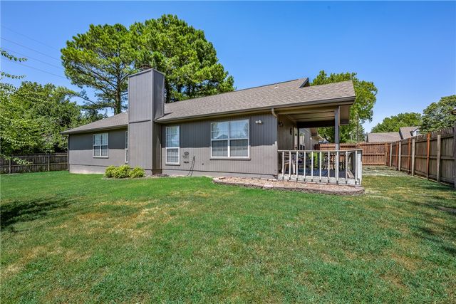 1102 NE 2nd Street, Bentonville, AR 72712