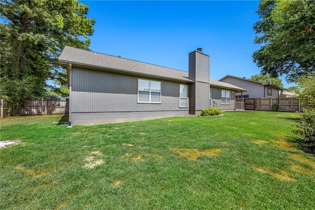 1102 NE 2nd Street, Bentonville, AR 72712
