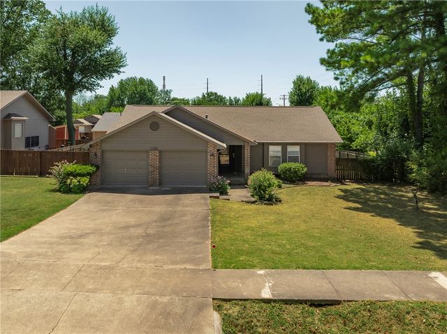 1102 NE 2nd Street, Bentonville, AR 72712