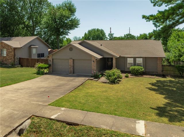 1102 NE 2nd Street, Bentonville, AR 72712