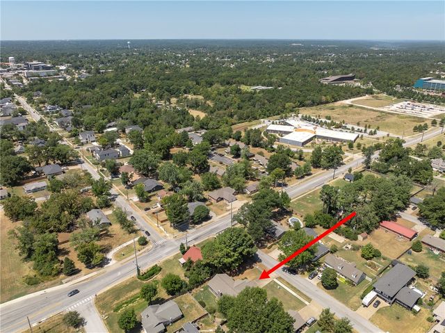 1102 NE 2nd Street, Bentonville, AR 72712
