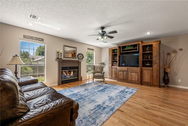 1102 NE 2nd Street, Bentonville, AR 72712