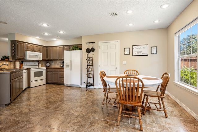 1102 NE 2nd Street, Bentonville, AR 72712