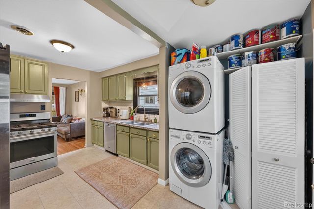 27425 Osmun Street, Madison Heights, MI 48071