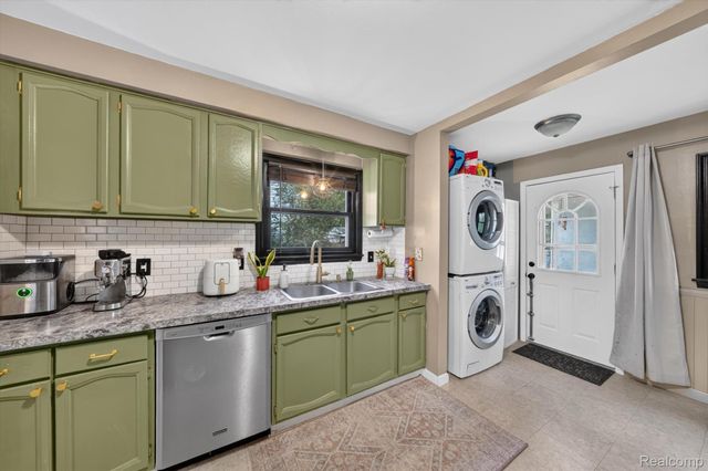 27425 Osmun Street, Madison Heights, MI 48071
