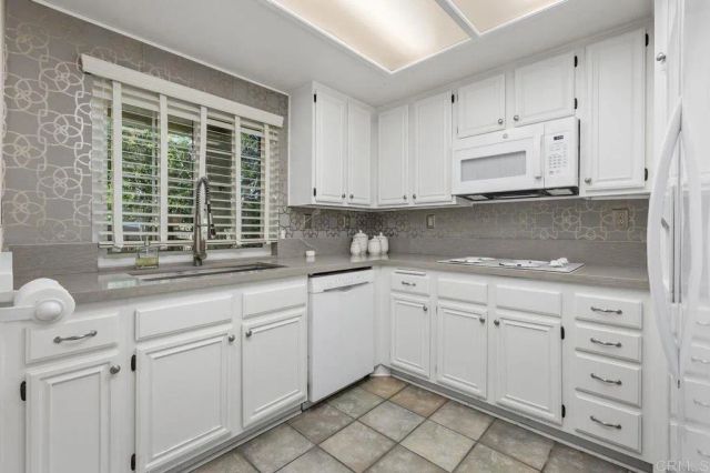 1050 La Tortuga Drive 5, Vista, CA 92081