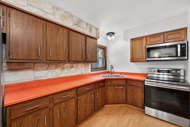 3560 S Oakdale DRIVE, New Berlin, WI 53151