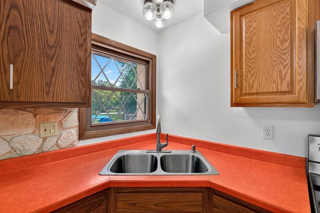 3560 S Oakdale DRIVE, New Berlin, WI 53151
