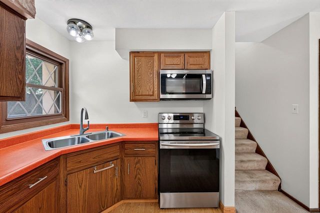3560 S Oakdale DRIVE, New Berlin, WI 53151