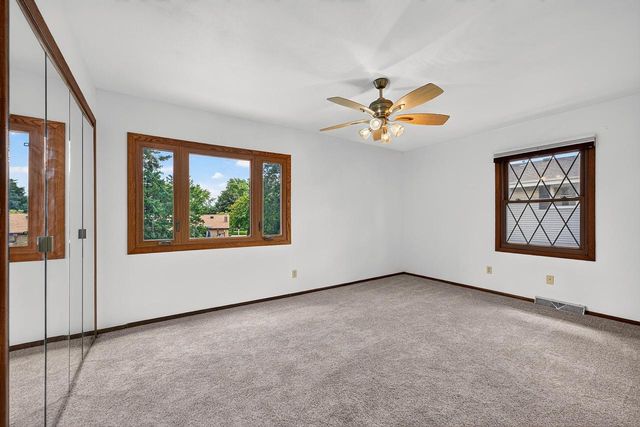 3560 S Oakdale DRIVE, New Berlin, WI 53151