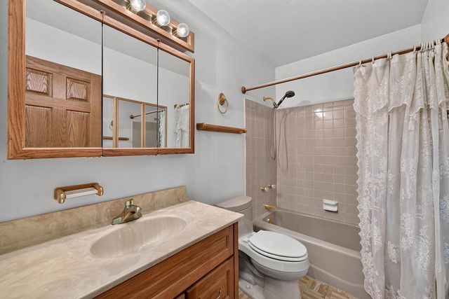 3560 S Oakdale DRIVE, New Berlin, WI 53151