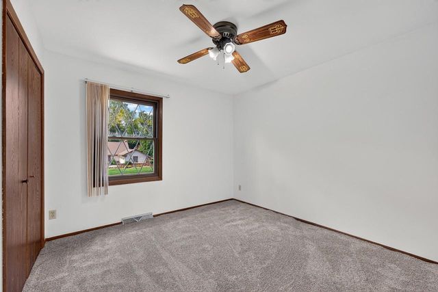 3560 S Oakdale DRIVE, New Berlin, WI 53151