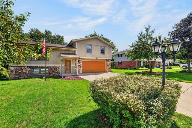 3560 S Oakdale DRIVE, New Berlin, WI 53151