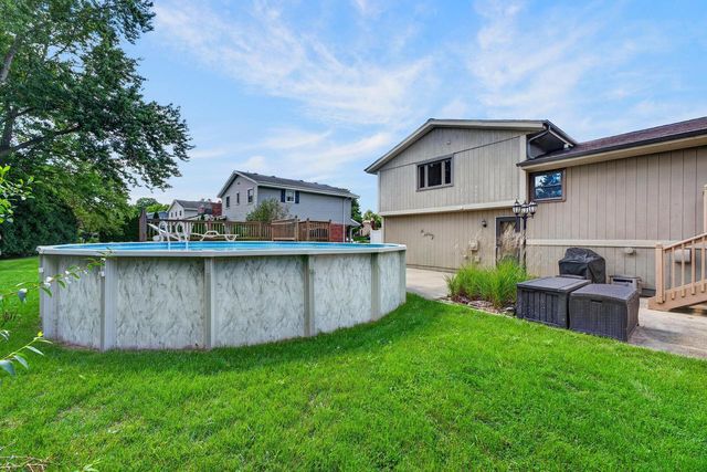 3560 S Oakdale DRIVE, New Berlin, WI 53151