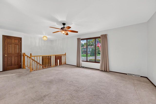 3560 S Oakdale DRIVE, New Berlin, WI 53151