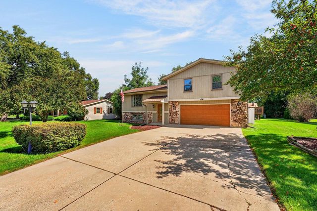 3560 S Oakdale DRIVE, New Berlin, WI 53151