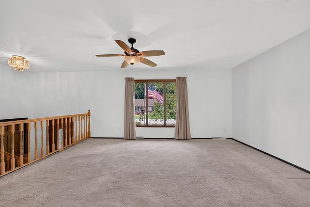 3560 S Oakdale DRIVE, New Berlin, WI 53151