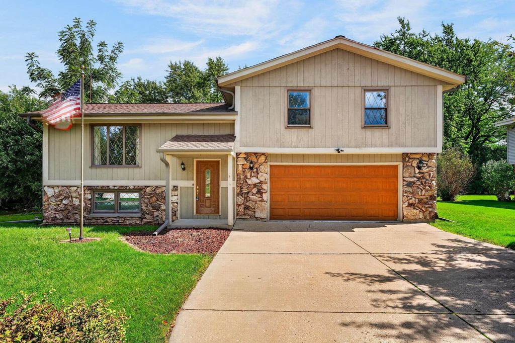 3560 S Oakdale DRIVE, New Berlin, WI 53151