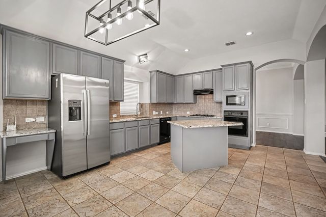 11 Mary Lou Court, Mansfield, TX 76063