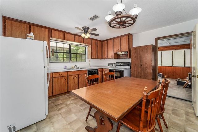 43 Dixie Lane, Waycross, GA 31503
