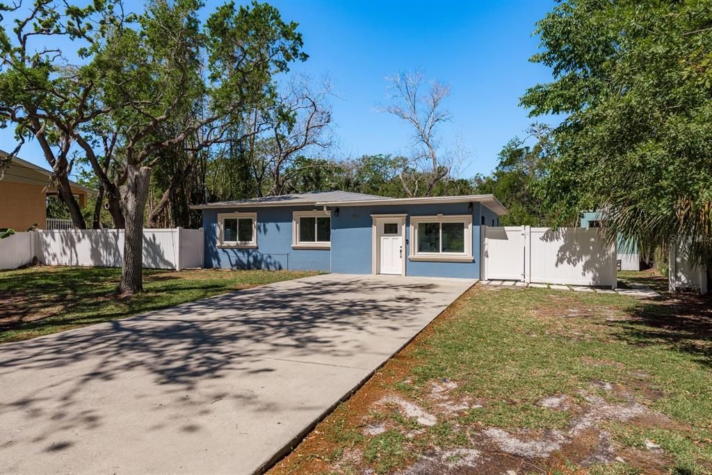 Image 6 of property listing at 8423 JACKSON SPRINGS ROAD, Tampa, FL 33615