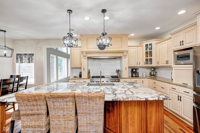 633 Foxboro Drive, Avon, IN 46123