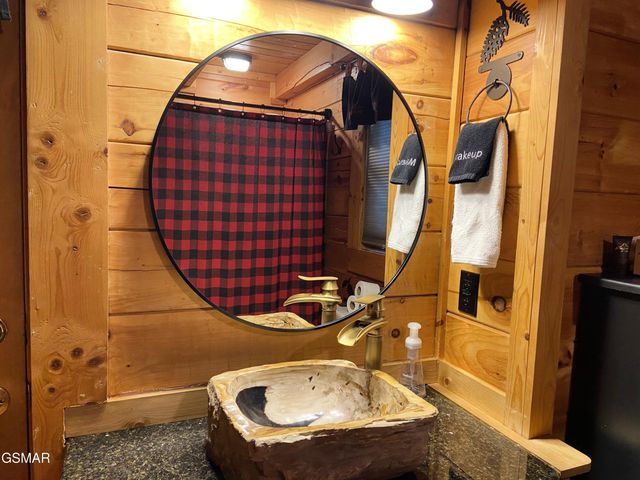 2245 Beach Front Drive, Sevierville, TN 37876